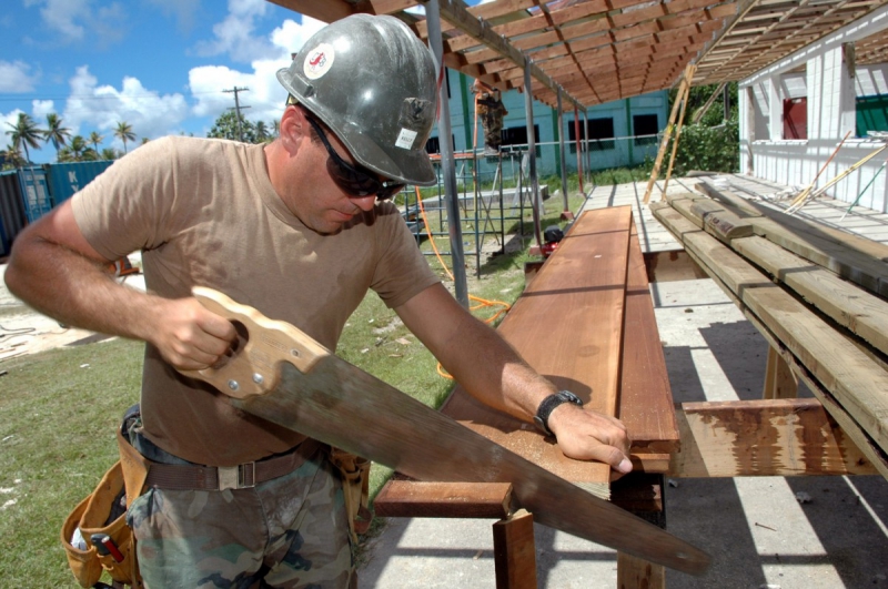 menuisier-LE ROURET-min_worker_construction_building_carpenter_male_job_build_helmet-893290